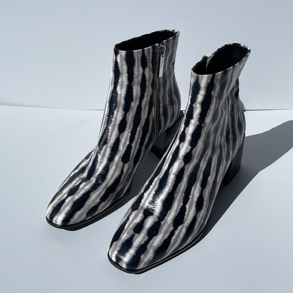 NWOT Sigerson Morrison Mandel Black White Gray Tie Dye Wavy Stripe Ankle Boot - Picture 2 of 16